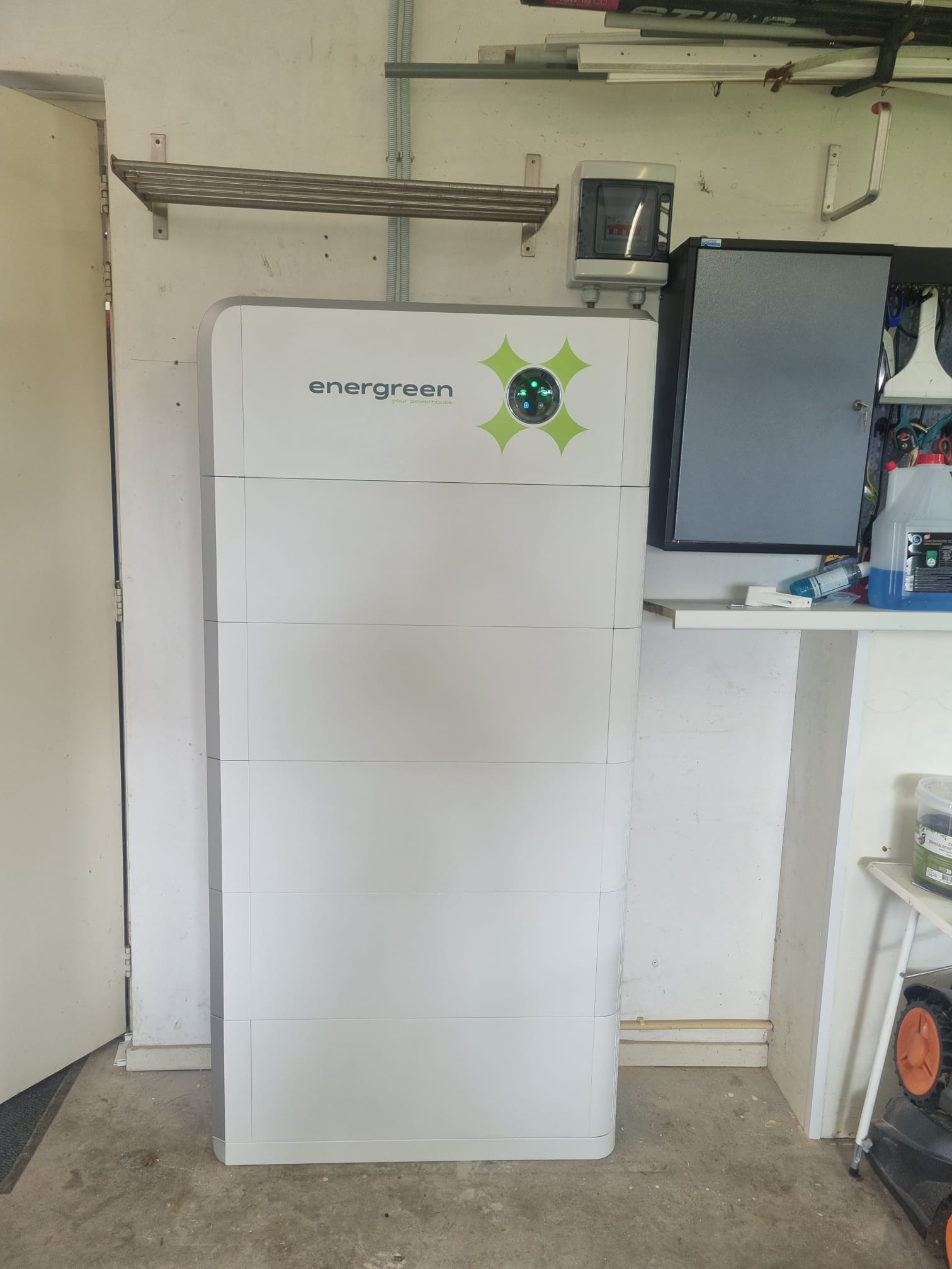 Een geïnstalleerde Energreen Power Store thuisbatterij in een garage van een klant in combinatie met zonnepanelen